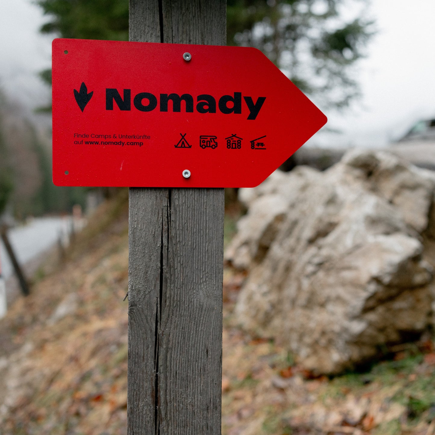 Nomady Wegweiser Schild