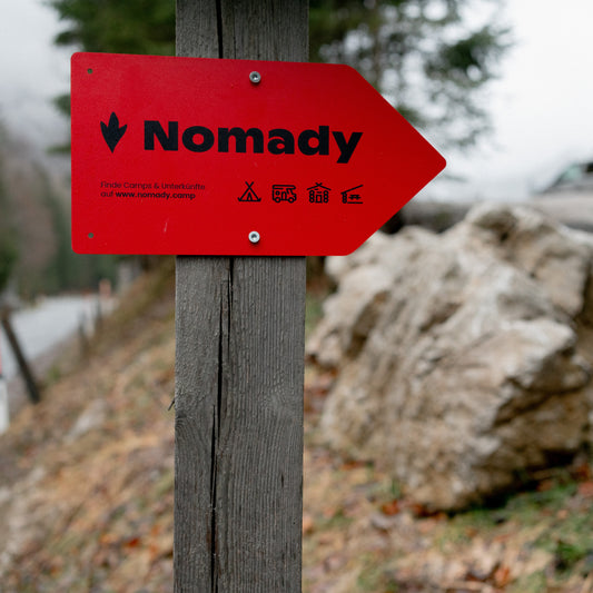 Nomady Wegweiser Schild